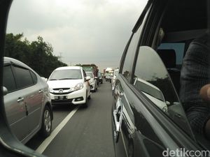 Tol Cikampek Tetap Padat Meski Contraflow, Rest Area KM 39 Penuh Sesak
