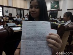 Surat untuk Presiden Jokowi dari Siswi SMP Membuat Risma Berkaca-kaca