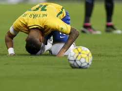 Alves: Jangan Harap Neymar Tampil di Timnas Seperti Saat di Barca