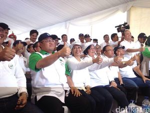 Rini Soemarno dan Direksi BUMN Tanam 10.000 Pohon di Tol Cikampek