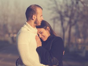 7 Manfaat Cuddle atau Pelukan Bagi Kesehatan dan Cara Melakukan yang Benar 7 Manfaat Cuddle atau Pelukan Bagi Kesehatan dan Cara Melakukan yang Benar