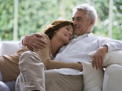 Suami Dihujat Pedofil karena Beda Usia 43 Tahun, Istri Beri Pesan Menyentuh