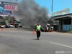 Mobil Pikap Terbakar Usai Tabrak Pos Polisi