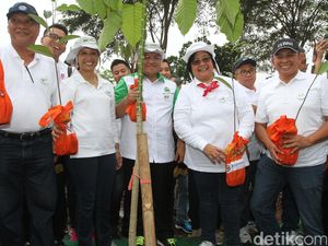 Rini Soemarno dan Direksi BUMN Tanam 10.000 Pohon