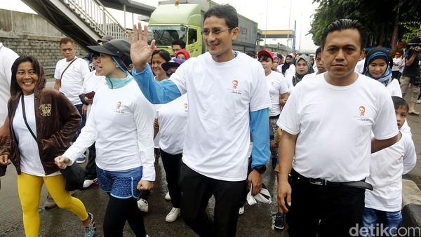 Sandiaga Uno Jalan Sehat Bersama Warga Jakut