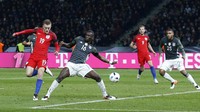 Vardy yang dibayang-bayangi oleh Antonio Ruediger membelokkan umpan silang dari Nathaniel Clyne dengan tumitnya untuk menggetarkan gawang Jerman. Reuters/Carl Recine.