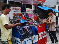 Penasaran Gimana Pedagang BBM Eceran Dapat Pasokan? Ini Jawabannya