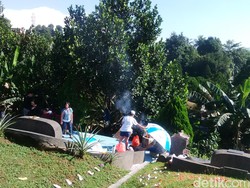 Mengais Rezeki di Pemakaman Tionghoa Saat Tradisi Ceng Beng