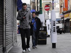 Di New Jersey, Jalan Kaki Sambil Bermain Ponsel Diusulkan Kena Denda