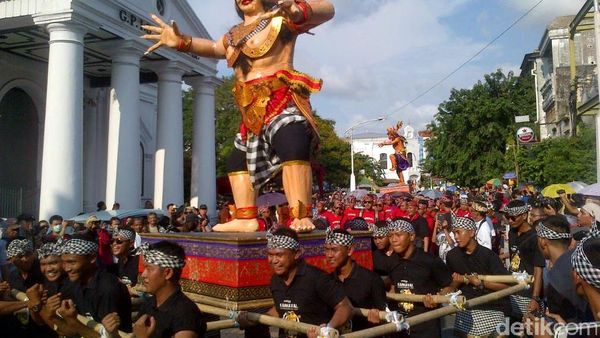 Pawai Ogoh-ogoh Berlangsung Meriah