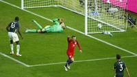 Skor berubah menjadi sama kuat 2-2 setelah Jamie Vardy mencetak sebuah gol cantik untuk Inggris. Reuters/Hannibal Hanschke.