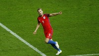 Inggris memperkecil ketertinggalannya menjadi 1-2 pada menit ke-61 melalui gol Kane. Tembakan menyilang striker Tottenham Hotspur itu memaksa Manuel Neuer bertekuk lutut. Reuters/Hannibal Hanschke.