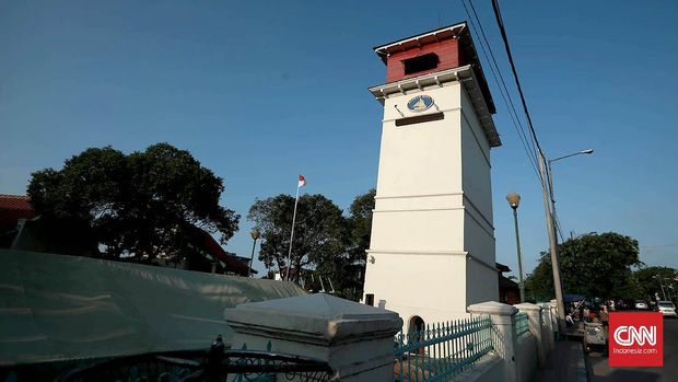 KOTA YANG TAK TERTELAN WAKTU Bangunan tampak luar Menara Syahbandar.Menara Syahbandar (Uitkijk) dibangun sekitar tahun 1839 yang berfungsi sebagai menara pemantau bagi kapal-kapal yang keluar-masuk Kota Batavia lewat jalur laut serta berfungsi kantor