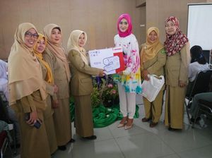 Dian Pelangi Beri Motivasi Siswi SMK Medan untuk Jadi Desainer