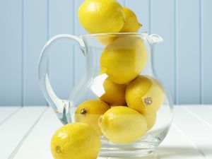 Mengungkap Kebenaran Khasiat Segelas Lemon Hangat Untuk Kesehatan Anda