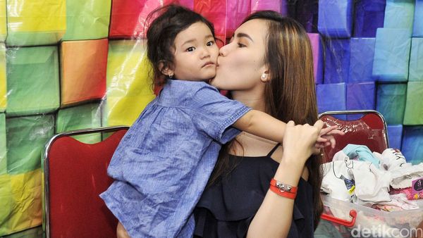 Happy Family! Bahagianya Ayu Ting Ting Bersama Keluarga