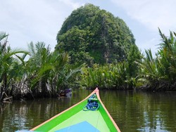Sensasi Menyusuri Sungai di Antara Pegunungan Karst Maros