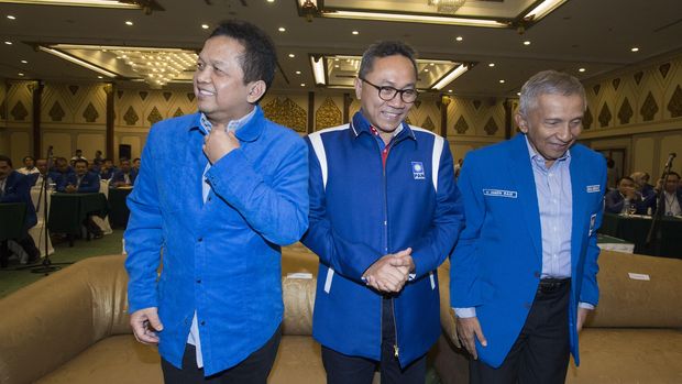 Ketua Umum PAN Zulkifli Hasan (tengah) bersama Ketua Majelis Penasehat Partai Soetrisno Bachir (kiri) dan Ketua Dewan Kehormatan Amien Rais bersiap mengikuti Rapat Pimpinan Nasional (Rapimnas) II 2016 di Jakarta, Minggu (27/3). Rapimnas II tersebut membahas tentang persiapan menghadapi Pilkada serentak 2017. ANTARA FOTO/Rosa Panggabean/foc/16.