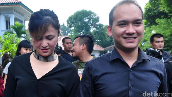 Marshanda Jenguk Ayahnya di Panti Sosial