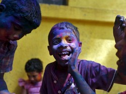 India Rayakan Festival Holi yang Penuh Warna