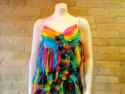 Rangkaian Gaun Prom yang Terbuat dari Kondom Dipamerkan di Mal AS