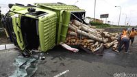 Truk Muat Kayu Terguling