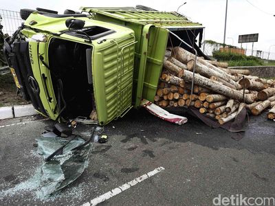 Truk Muat Kayu Terguling