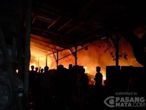 Kebakaran di Ciputat Padam, Gudang Rongsokan Ludes Dilahap Api