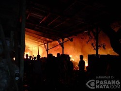 Kebakaran di Ciputat Padam, Gudang Rongsokan Ludes Dilahap Api