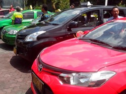 Giliran Sopir Taksi Yogya Bergolak Protes Angkutan Pelat Hitam Berbasis IT