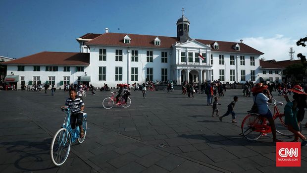 KOTA YANG TAK TERTELAN WAKTU Pelataran Museum Fatahillah yang di padati pengunjung.Jakarta. Minggu 27 Maret 2016.Museum Fatahillah memiliki nama resmi Museum Sejarah Jakarta adalah sebuah museum yang terletak di Jalan Taman Fatahillah No. 1, Jakarta Barat dengan luas lebih dari 1.300 meter persegi.Gedung ini dahulu merupakan Balai Kota Batavia VOC (bahasa Belanda: Stadhuis van Batavia) yang dibangun pada tahun 1707-1710 atas perintah Gubernur Jendral Johan van Hoorn. Bangunan itu menyerupai Istana Dam di Amsterdam, terdiri atas bangunan utama dengan dua sayap di bagian timur dan barat serta bangunan sanding yang digunakan sebagai kantor, ruang pengadilan, dan ruang-ruang bawah tanah yang dipakai sebagai penjara.CNN Indonesia/Andry Novelino