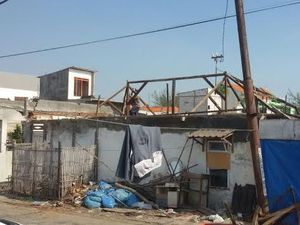 Warga Bulak Mulai Bongkar Rumah Tunjang Infrastruktur Jalan Kembar Wisata Pesisir Warga Bulak Mulai Bongkar Rumah Tunjang Infrastruktur Jalan Kembar Wisata Pesisir