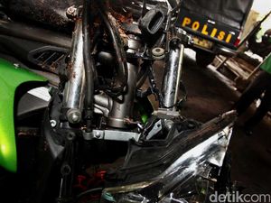 Sebuah Mobil Alami Kecelakaan Tunggal di Depok