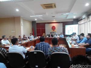 KPPU Minta Pemerintah Hilangkan Tarif Batas Bawah Taksi KPPU Minta Pemerintah Hilangkan Tarif Batas Bawah Taksi
