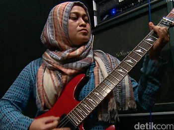 Berjilbab, Berjingkrak, Berteriak