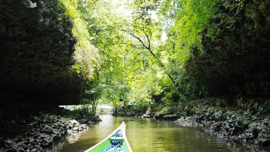 Pesona Sungai Pute di Kawasan Karst Rammang-rammang Pesona Sungai Pute di Kawasan Karst Rammang-rammang