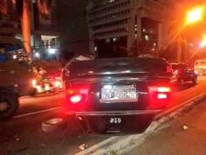 Mobil Sedan Terbalik di Cawang