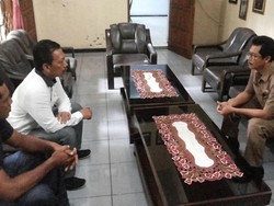 Dilempar Sepatu Saat Berlatih Vokal, Wali Murid Datangi Sekolah di Malang