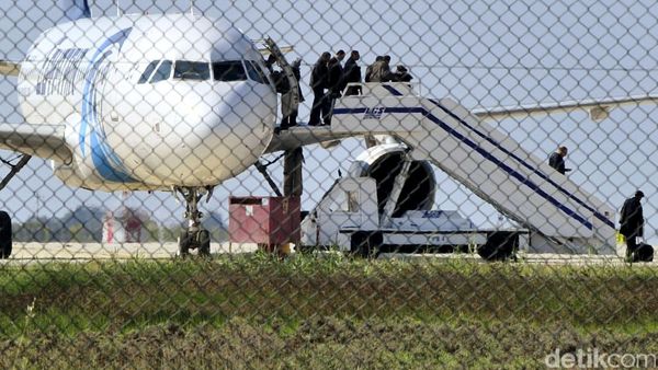 Pembajak Bebaskan Semua Penumpang Kecuali Kru dan 5 Warga Asing