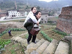 Menyentuh! Perjuangan Dokter Tanpa Kaki Membantu Lebih dari 1.000 Pasien