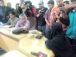 Istri Siyono Titipkan 2 Gepok Uang Duka Kematian Suaminya ke Busyro