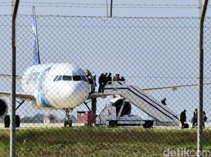Video Pesawat Egypt Air Dibajak!