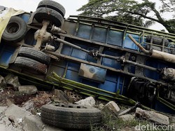 Truk Oleng Hantam Jembatan di Gondangrejo Karanganyar, Kernet Tewas