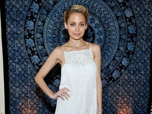 Ups! 3 Seleb Hollywood Datang ke Pesta Pakai Baju Kembaran Tanpa Janjian