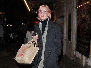 Cate Blanchett Tampak Tak Dikenali dengan Rambut Warna Pink