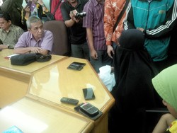 Disambut Busyro, Istri Siyono Datangi Kantor PP Muhammadiyah Yogya