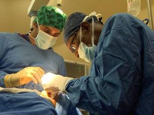 Surgerython: Saat Tenaga Kesehatan Maraton Operasi untuk yang Membutuhkan