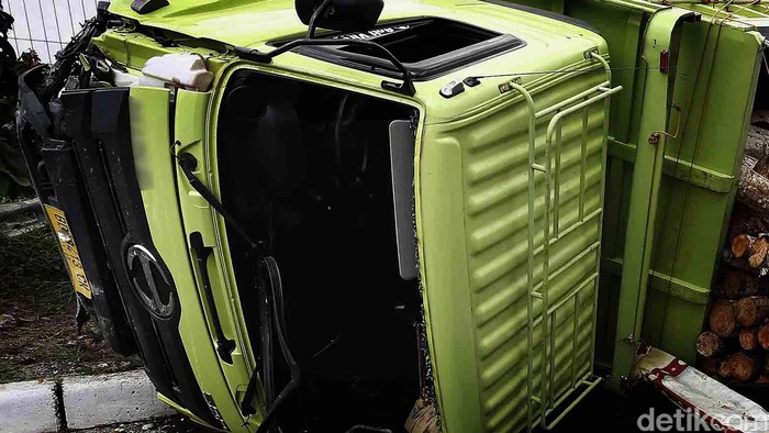 Truk Kontainer Terbalik di Tol Japek Arah Cikarang