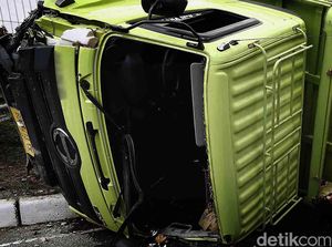Truk Hebel Terbalik di Tol Jakarta-Tangerang Arah Tomang, Lalin Macet Truk Hebel Terbalik di Tol Jakarta-Tangerang Arah Tomang, Lalin Macet