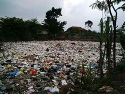Aksi Bersih-bersih tak Berbekas, Sungai Cikapundung Kembali Jadi Lautan Sampah